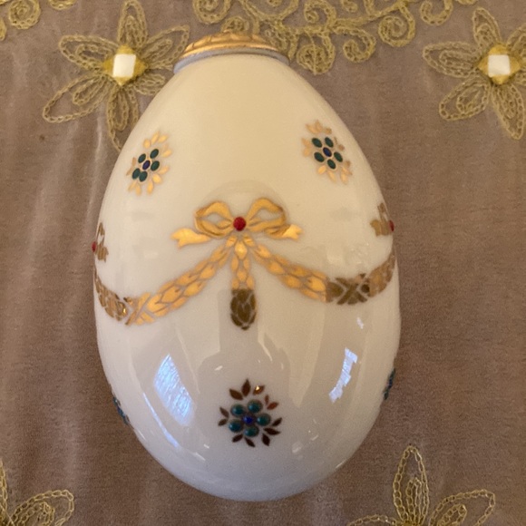 Lenox Collection Vintage Porcelain Egg with Gold Stand issued 1994 - Picture 3 of 7